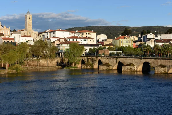 Staden och romanska bron Mirandela, Tras-os-Monte — Stockfoto