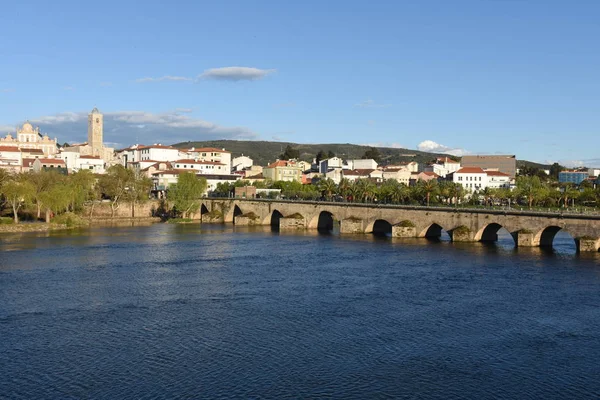 Staden och romanska bron Mirandela, Tras-os-Monte, Portugal — Stockfoto