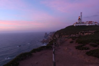 Deniz feneri da Roca, Cascais, Lisba bölgesi, Portekiz alacakaranlıkta
