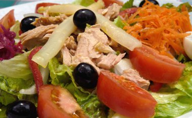 yakın bir salata ile domates, marul....