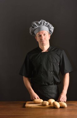 Şef siyah arka plan üzerine portresi