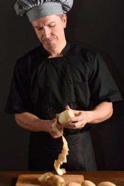 siyah üzerine patates Dilimleme Şef