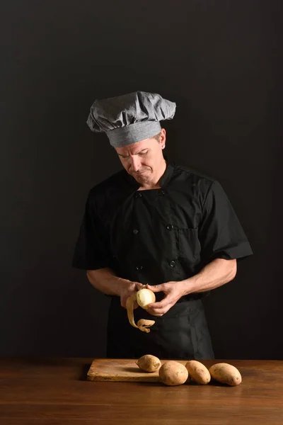 Szef kuchni, krojenie ziemniaków na czarny — Zdjęcie stockowe