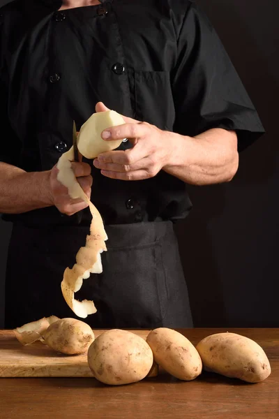 Close up of a chef slicing potatoes — Stock Photo, Image