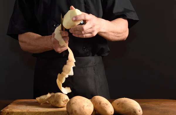 Zamknąć z kucharzem, krojenie ziemniaków — Zdjęcie stockowe