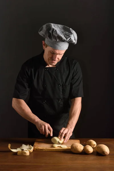 Szef kuchni, krojenie ziemniaków na czarny — Zdjęcie stockowe