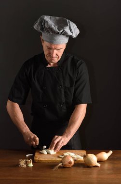 siyah üzerine soğan doğrama Şef