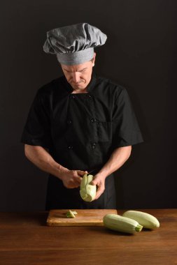 Şef bir kabak üzerine siyah kesme
