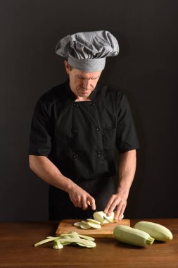 Şef bir kabak üzerine siyah kesme