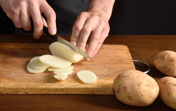 Detallle de um chef que corta batatas — Fotografia de Stock