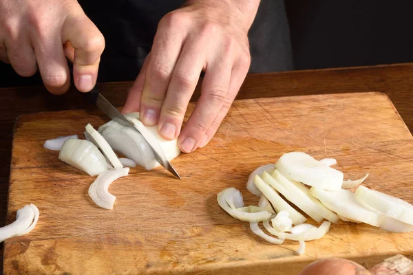 Detalhe de um chef cortando cebolas — Fotografia de Stock