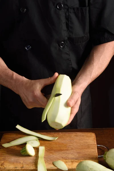 Detail of a chef cutting a zucchini — Stock Photo, Image