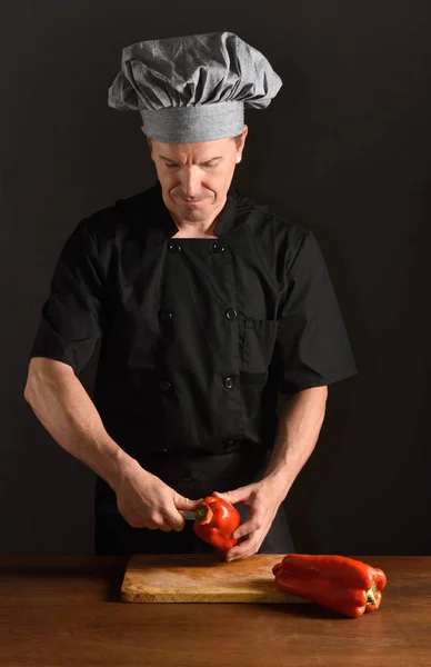 Szef kuchni, krojenie czerwona papryka — Zdjęcie stockowe