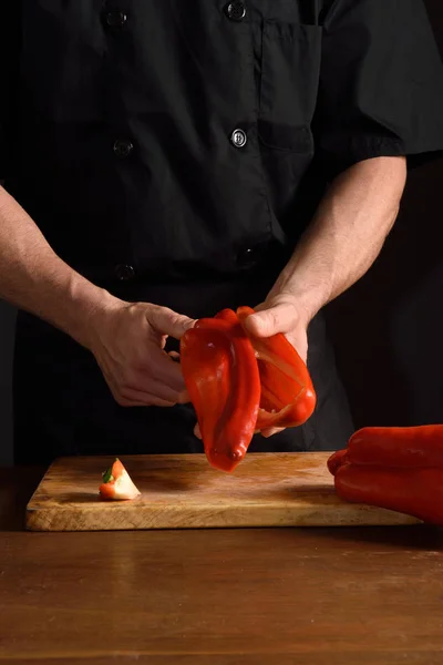 Шеф-кухар нарізає червоний перець — стокове фото