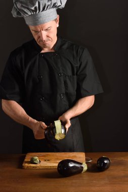Şef kesme patlıcan siyah arka plan üzerine