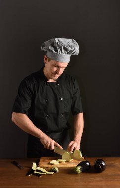 Şef kesme patlıcan siyah arka plan üzerine