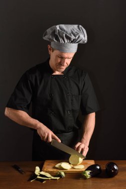 Şef kesme patlıcan siyah arka plan üzerine