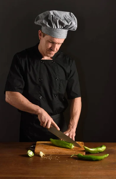 Szef kuchni cięcia zielony pieprz — Zdjęcie stockowe