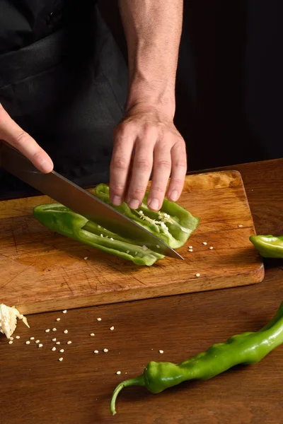 Chef corte de pimenta verde — Fotografia de Stock