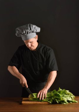 Şef bir kereviz siyah bacground doğrama