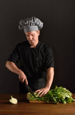 Şef bir kereviz doğrama