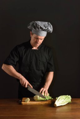 Şef bir marul doğrama