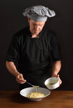 bir tabak spagetti hazırlanıyor Şef