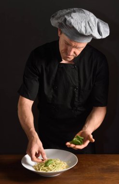 bir tabak spagetti hazırlanıyor Şef