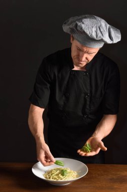 bir tabak spagetti hazırlanıyor Şef