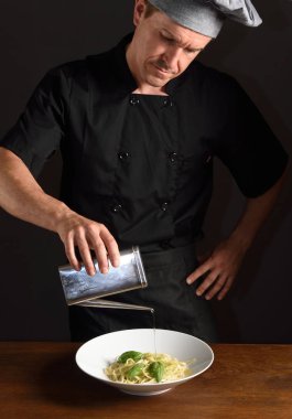 bir tabak spagetti hazırlanıyor Şef