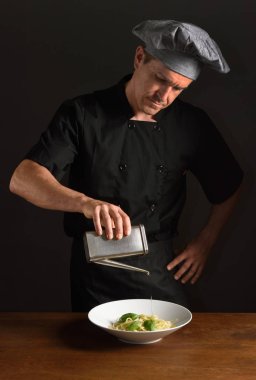 bir tabak spagetti hazırlanıyor Şef