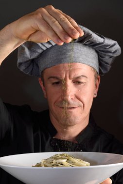 bir tabak spagetti hazırlanıyor Şef