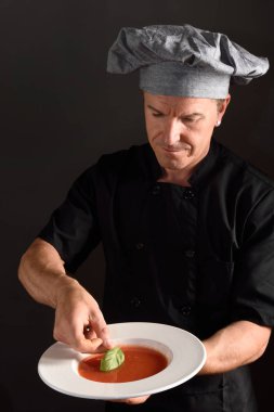 Bir tas çorba hazırlama Şef