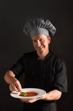 Bir tas çorba hazırlama Şef