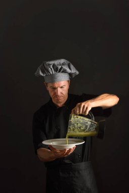 Bir tas çorba hazırlama Şef