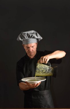 Bir tas çorba hazırlama Şef