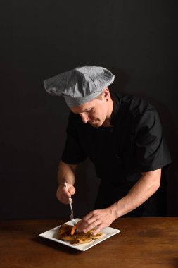 Şef bir tavuk yemeği ile garnitür hazırlama