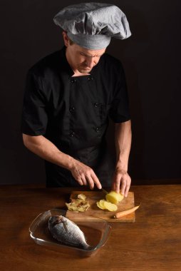 bir balık hazırlamak Şef ile garnitür çanağı