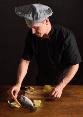bir balık hazırlamak Şef ile garnitür çanağı