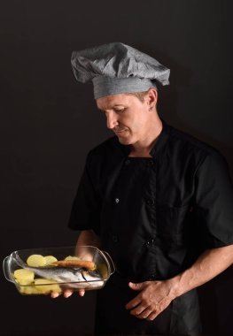 bir balık hazırlamak Şef ile garnitür çanağı