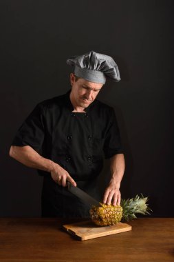 bir ananas kesme Şef