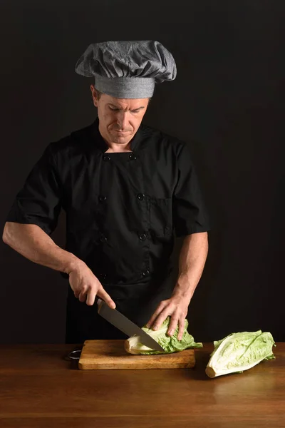 Szef kuchni do krojenia sałata — Zdjęcie stockowe