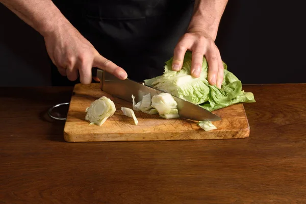 Chef chopping a lettuce — Stock Photo, Image