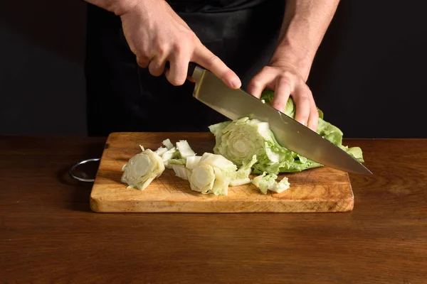 Шеф-кухар нарізає салат — стокове фото
