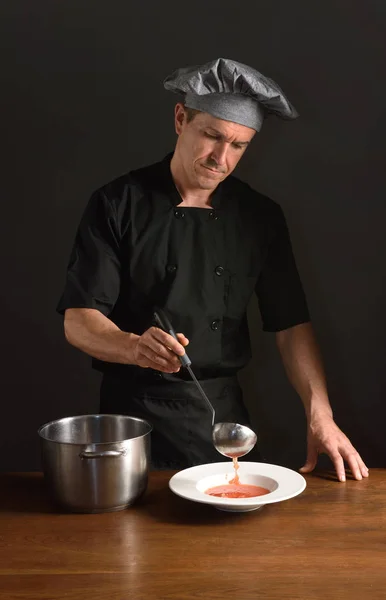Szef kuchni przygotowuje miskę zupy — Zdjęcie stockowe