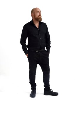 Kızıl saçlı adam beyaz arka plan ile izole,