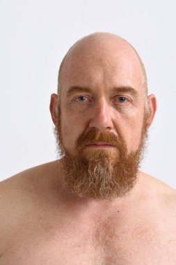 Beyaz üzerine Kırmızı başlı adam portresi