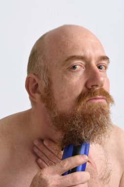 Beyaz üzerine Kırmızı başlı adam portresi