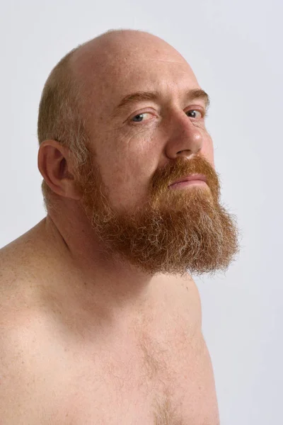 Retrato de hombre pelirrojo sobre blanco — Foto de Stock