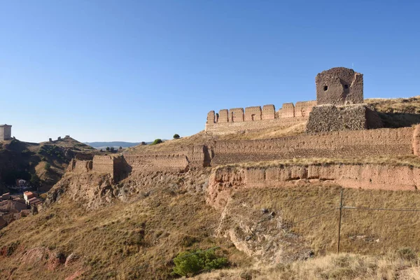 Стены и главный замок, Дарока, провинция Сарагоса, Арагон, Испания — стоковое фото